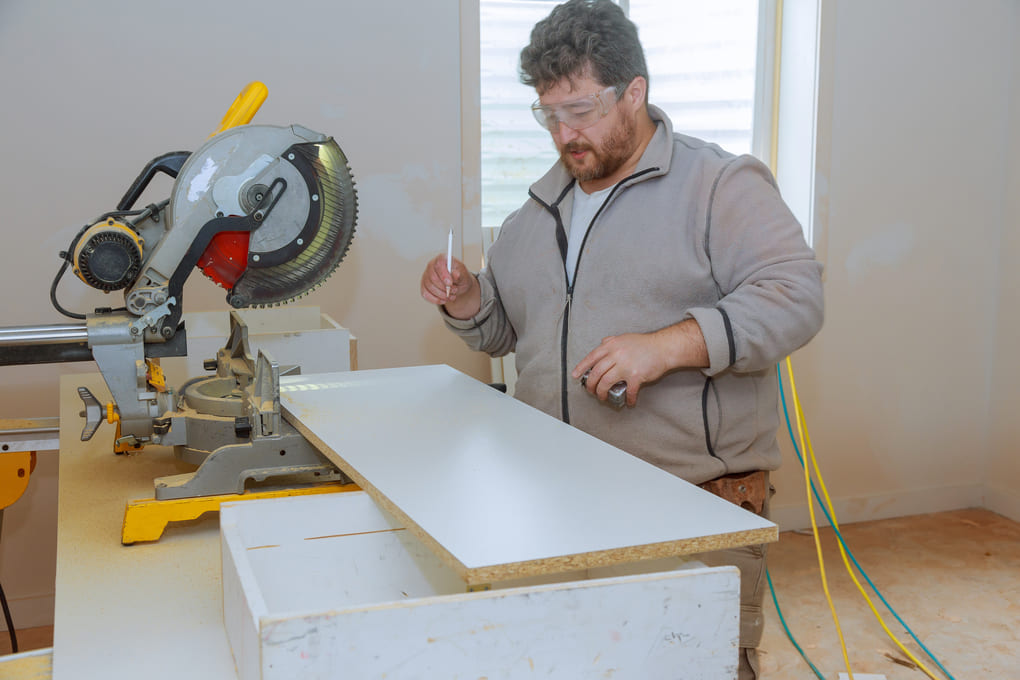 Ventajas de utilizar melamina HOPSA en comparación con la madera natural para muebles en Panamá