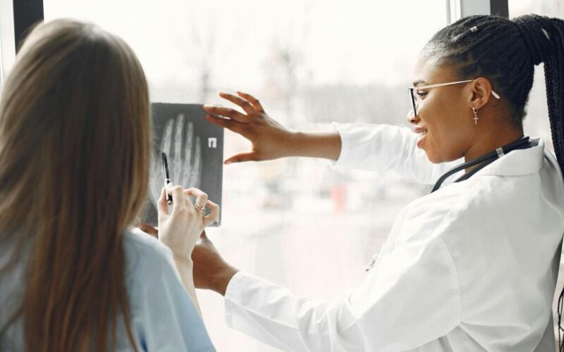Logística hospitalaria eficiente con tecnología avanzada