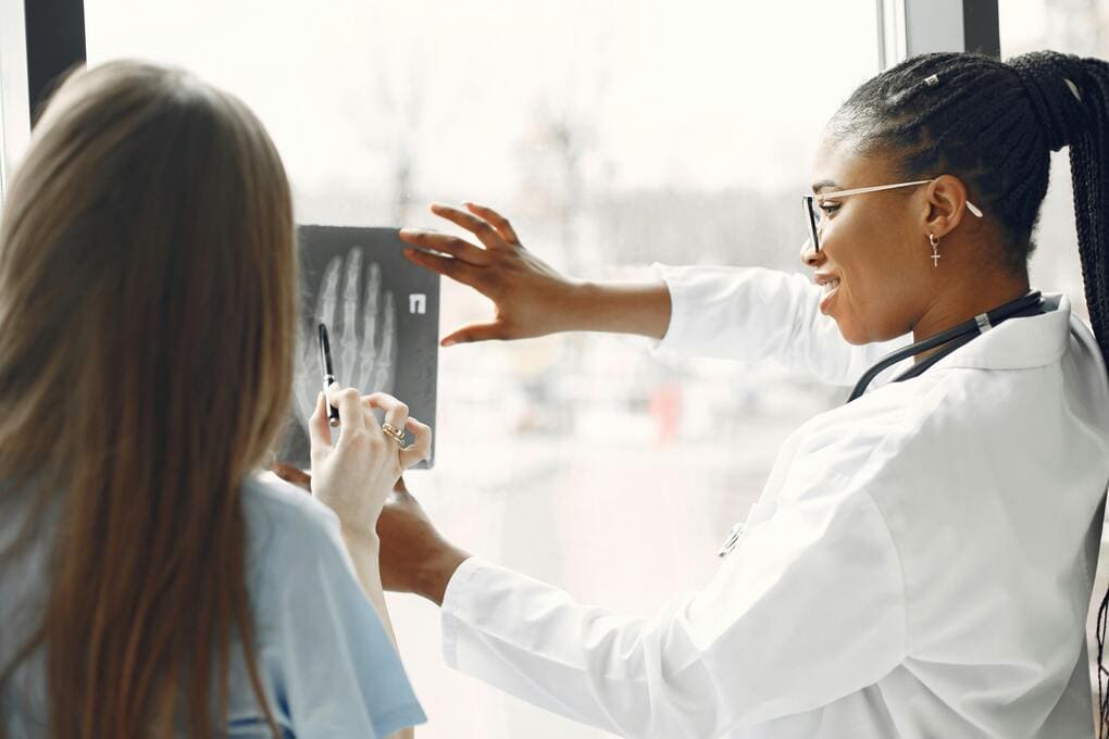Logística hospitalaria eficiente con tecnología avanzada