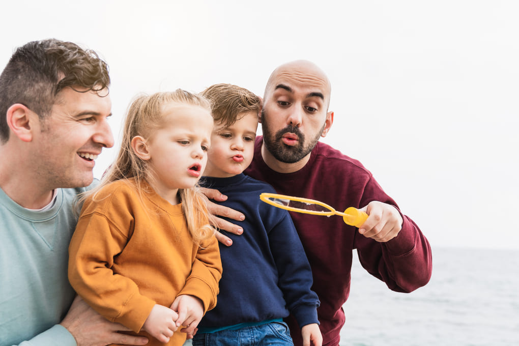 Tranquilidad legal en subrogación para parejas LGBTQ+ en Arizona con Family Aims